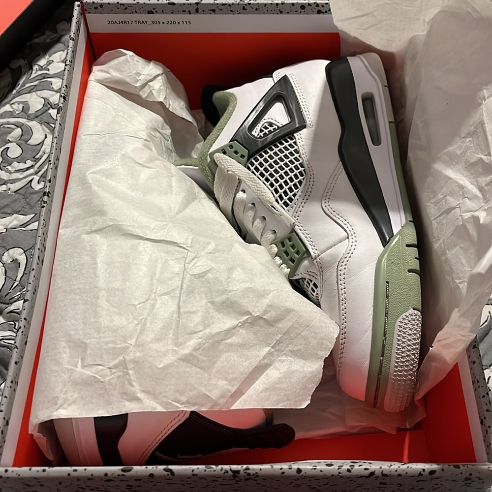 Women’s Air Jordan 4 Retro Seafoam - Picture 5 of 7